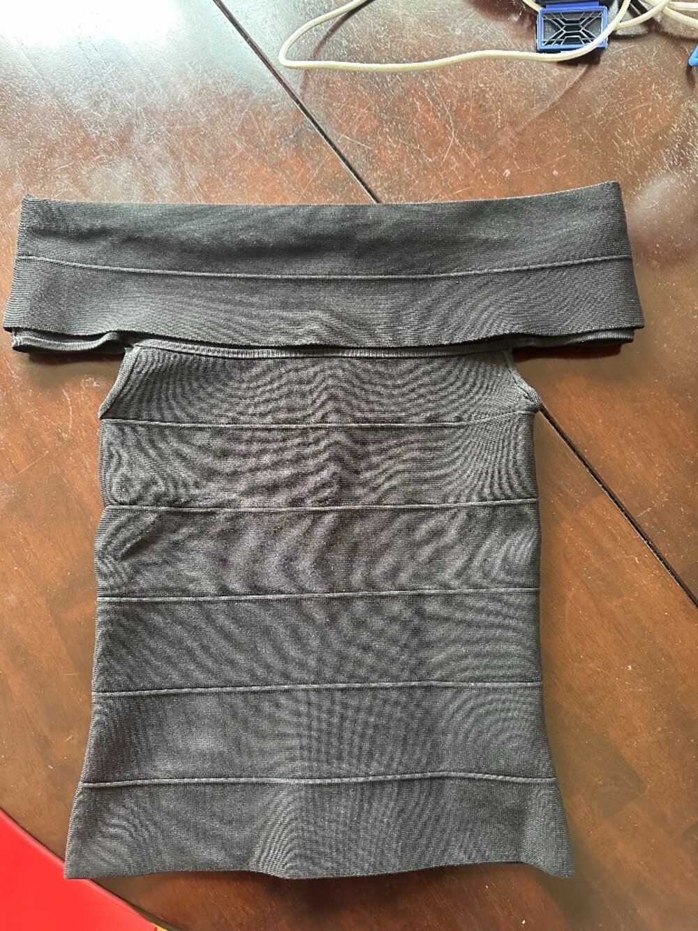 Aritzia, Ten off-the-shoulder top